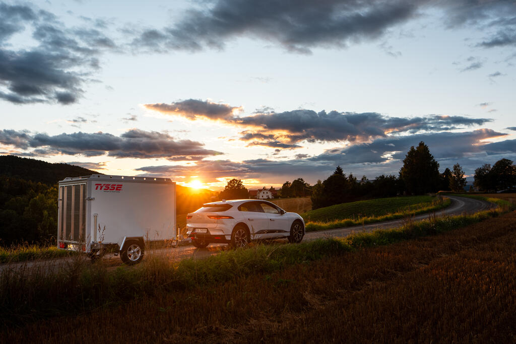 Tilhenger i solnedgang